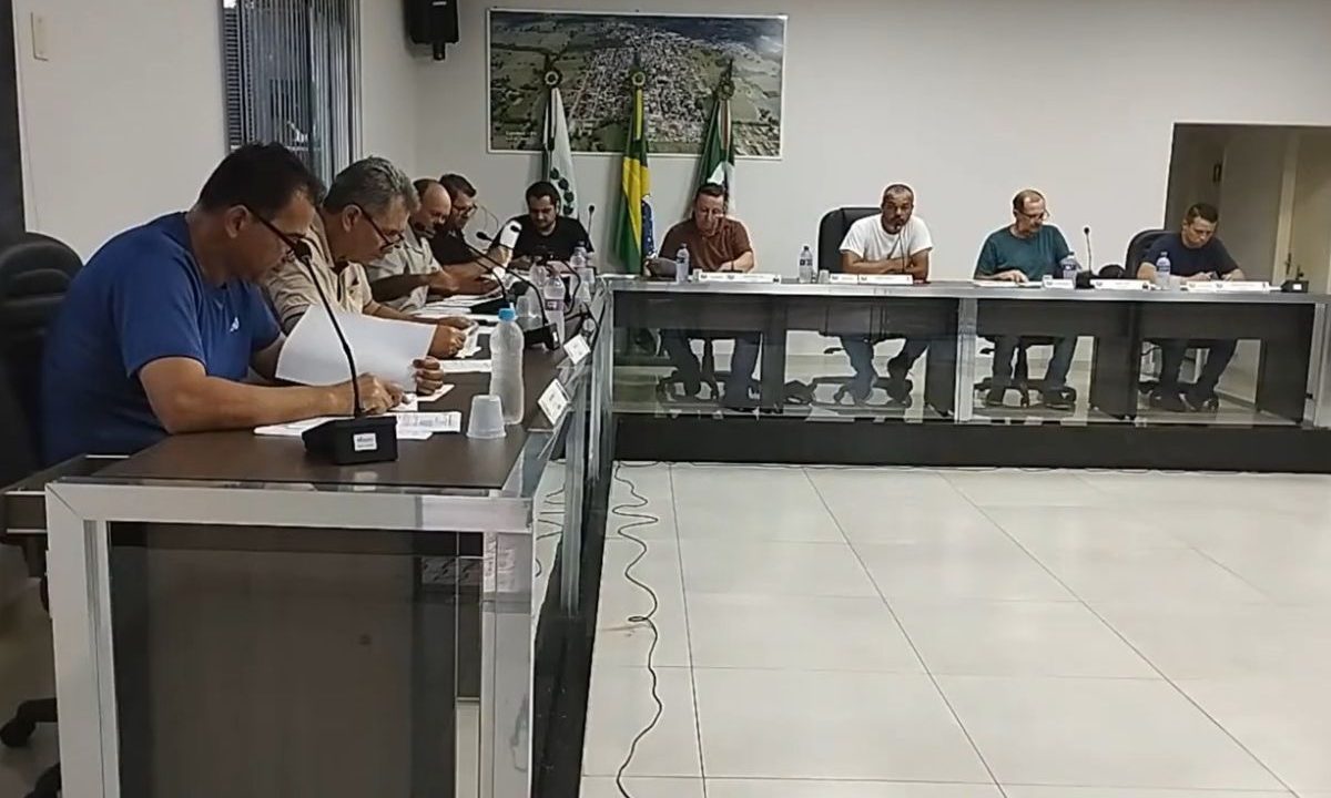 Sessão da Câmara Municipal de Xambrê durante reunião com vereadores no plenário. Presidente foge da prisão.