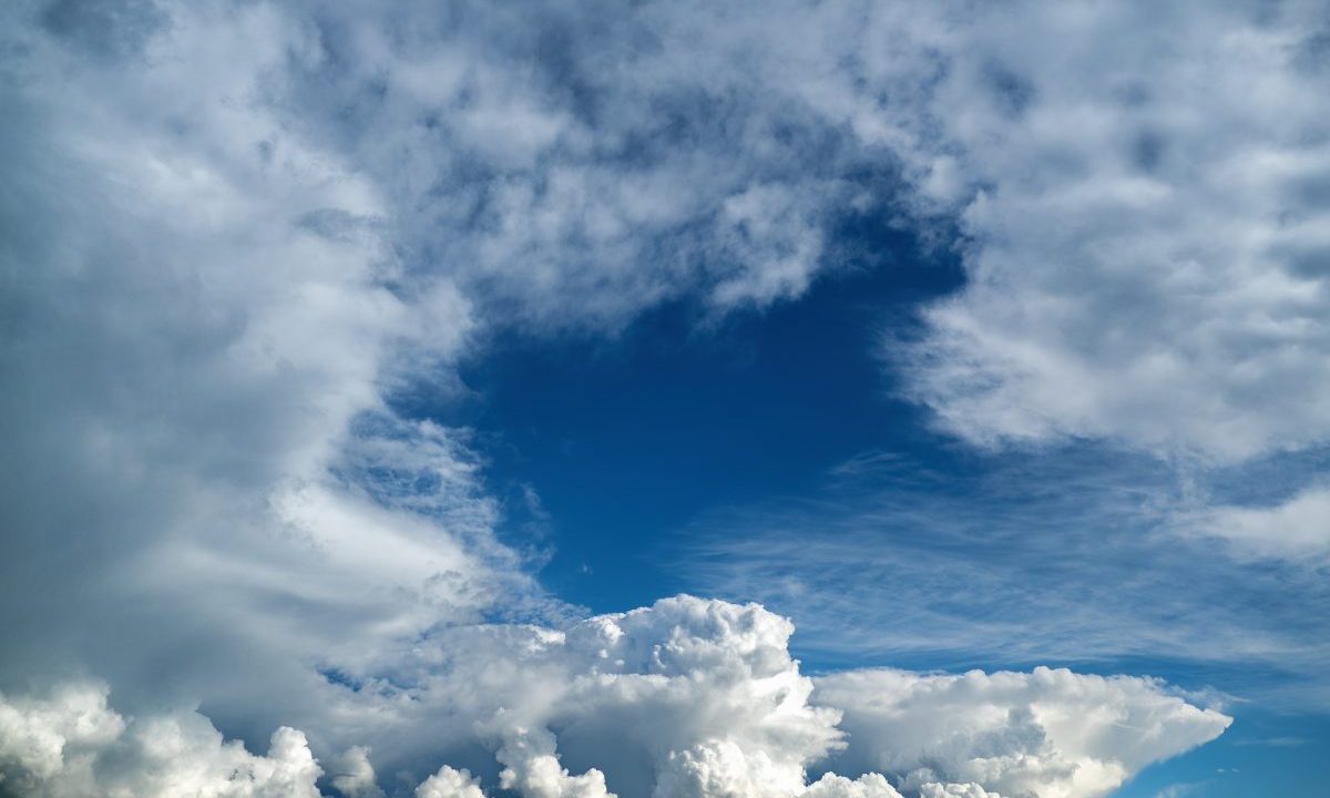 Foto ilustrativa para previsão do tempo em Curitiba nesta quarta-feira (27). Imagem mostra um céu azul com nuvens.