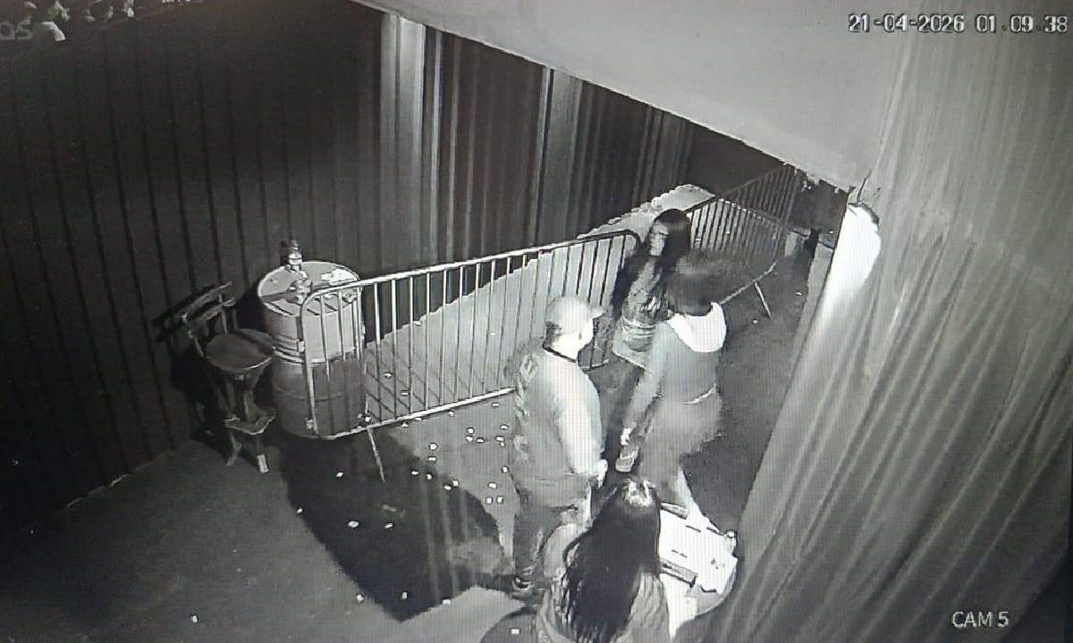 Foto mostra primas desaparecidas chegando em balada