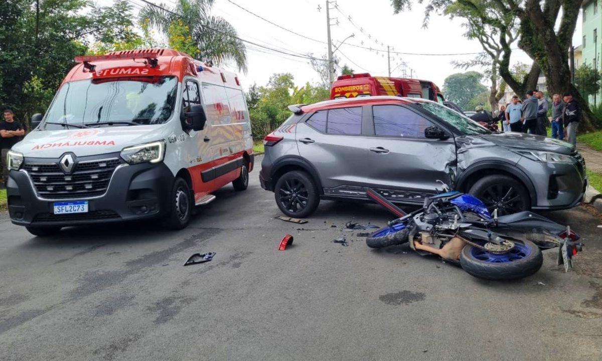 na imagem, um acidente de trânsito em curitiba, onde o custo dos acidentes pode chegar a R$ 800 milhões