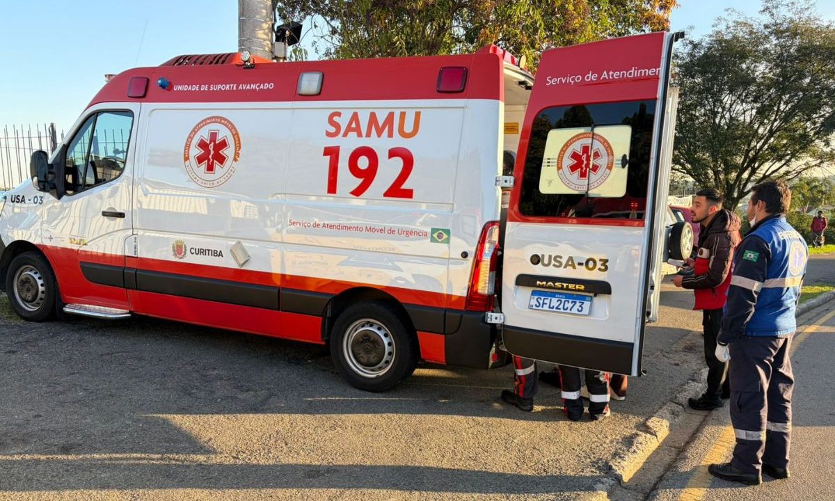 Ambulância do Samu presta atendimento após queda de motociclista em frente ao Terminal da CIC, em Curitiba.