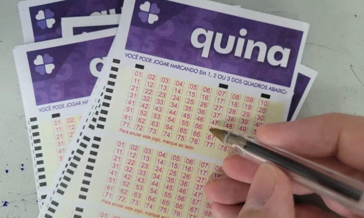 Foto de volantes de loteria para ilustrar resultado da Quina 7024