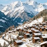 Belo vilarejo alpino de Albinen na Suíça com chalés tradicionais e montanhas cobertas de neve.