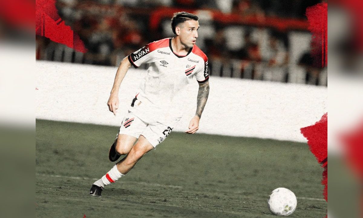Jogador do Athletico aparece em ação durante a partida contra o Remo, no Mangueirão, em confronto válido pelo Campeonato Brasileiro.