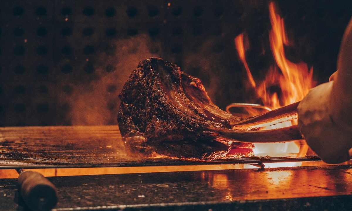Carne na churrasqueira; restaurante explodiu durante churrasco de Dia das Mães