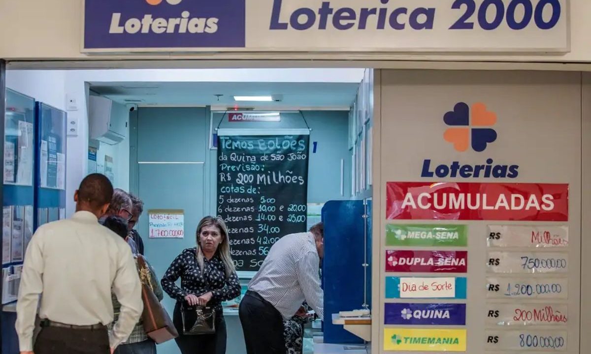 Pessoas apostando em casa lotérica, representado o resultado da Loteria Federal 6064.