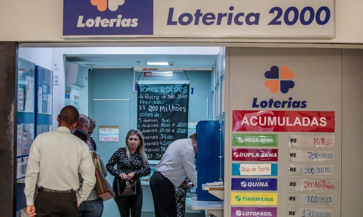 Fachada de uma casa lotérica com fila de pessoas, representando o resultado da Loteria Federal 6066.