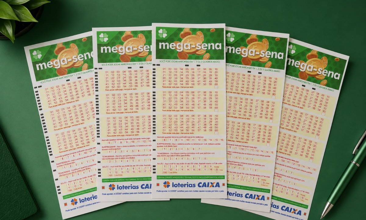 Volantes do resultado da Mega-Sena 3016 em cima de mesa verde