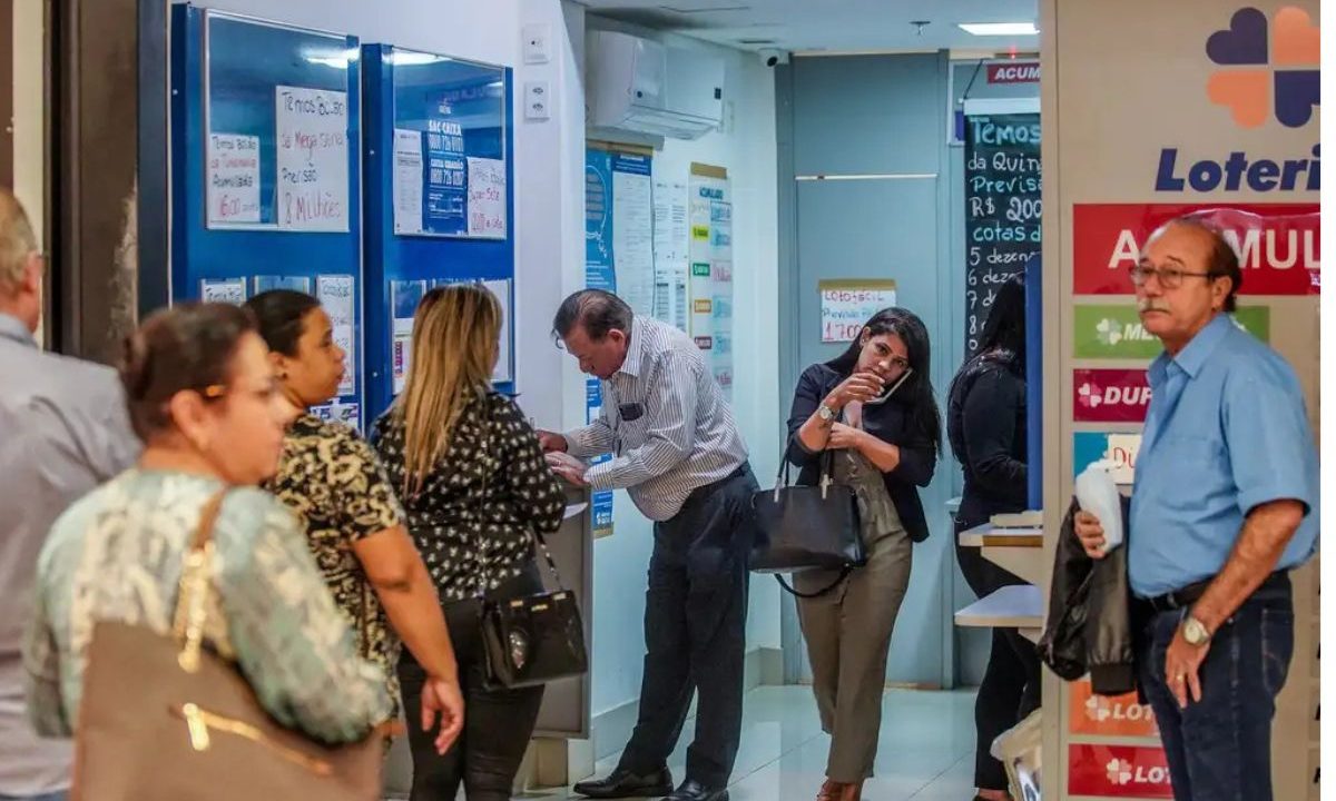 Pessoas em casa lotérica apostando na +Milionária 353.