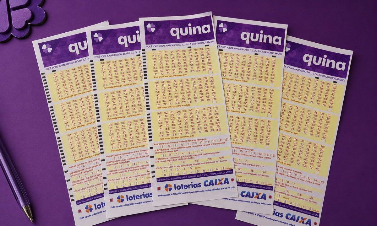 Volantes da Quina 7037 sobre uma mesa roxa.
