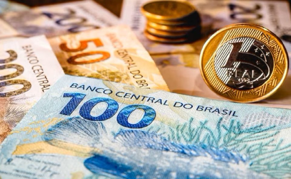 Dinheiro brasileiro, com notas de R$ 50, R$ 100 e R$ 200, além de uma moeda de R$ 1.
