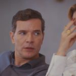 A imagem mostra Zilá e Alaorzinho no resumo de Coração Acelerado eles estão conversando com uma expressão facial de nervosismo