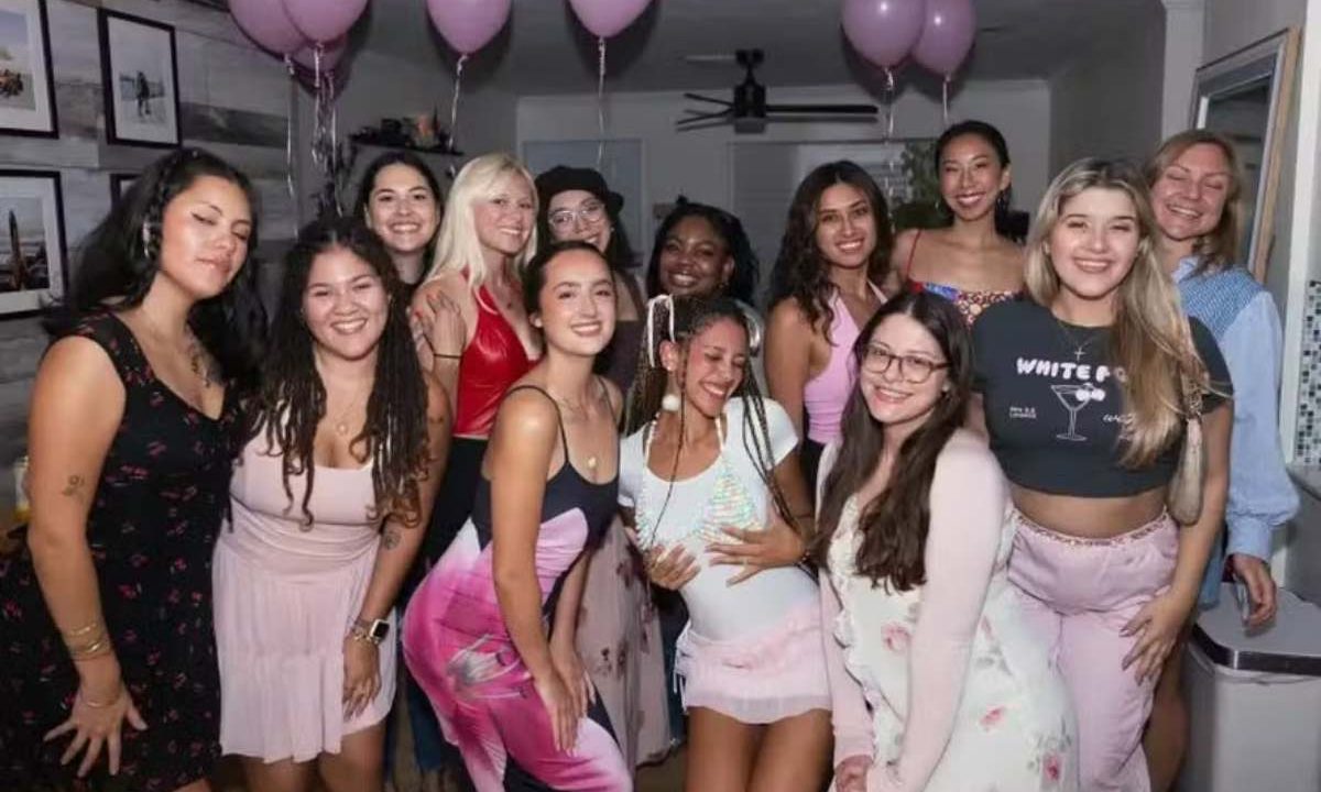 Savahnah Pierre (ao centro, de blusa branca) reuniu amigas para revelar que pôs silicone nos seios. Imagem ilustrativa para matéria: Festa de revelação de cirurgia plástica vira moda nos EUA; confira