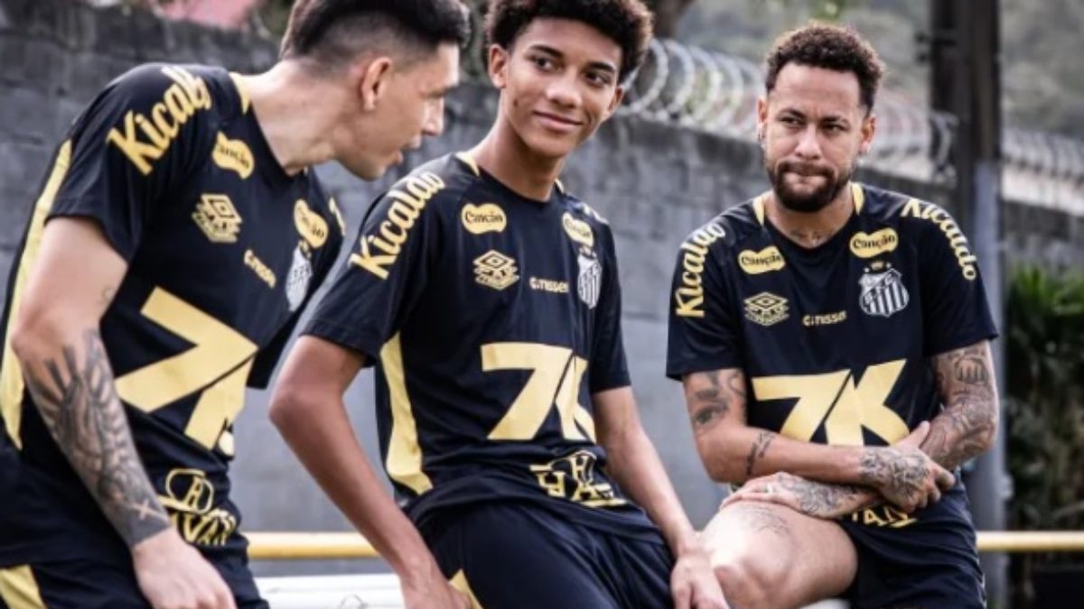 Jogadores do Santos conversam em treino