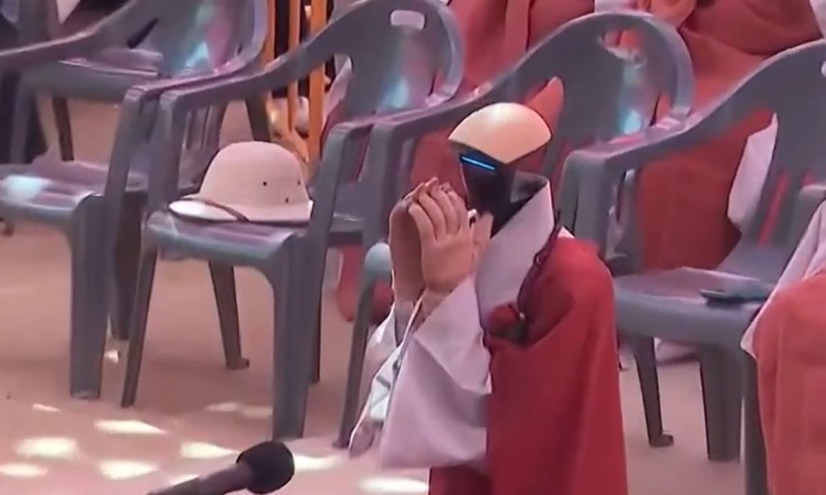 Foto de Gabi, um robô humanoide que foi nomeado monge budista