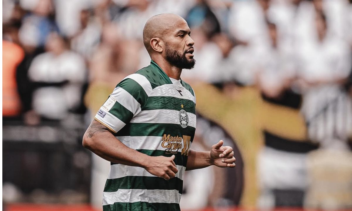 Rodrigo Moledo em ação em Santos x Coritiba