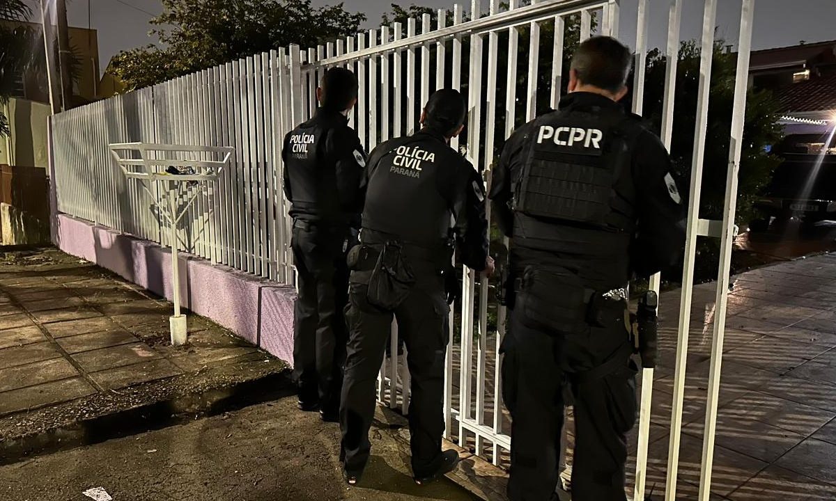 Policiais civis cumprem mandados em endereços ligados a roubos de cargas na Grande Curitiba