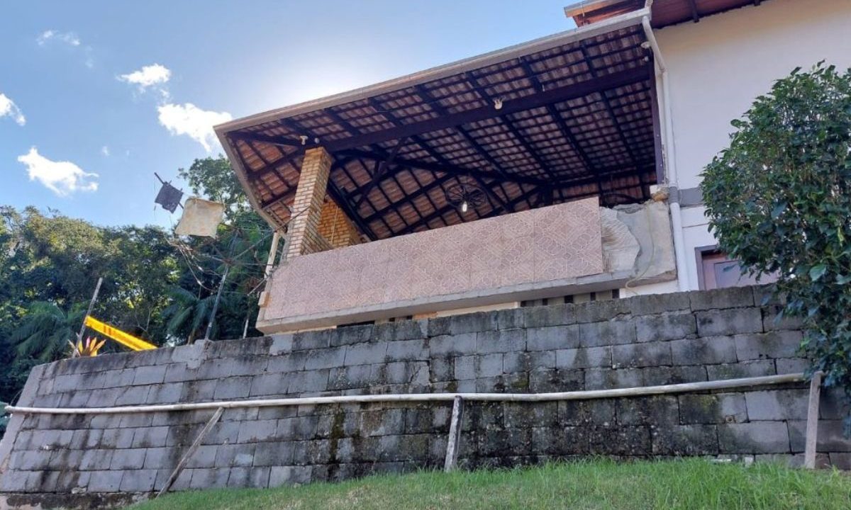 foto da sacada que desabou e deixou familia ferida