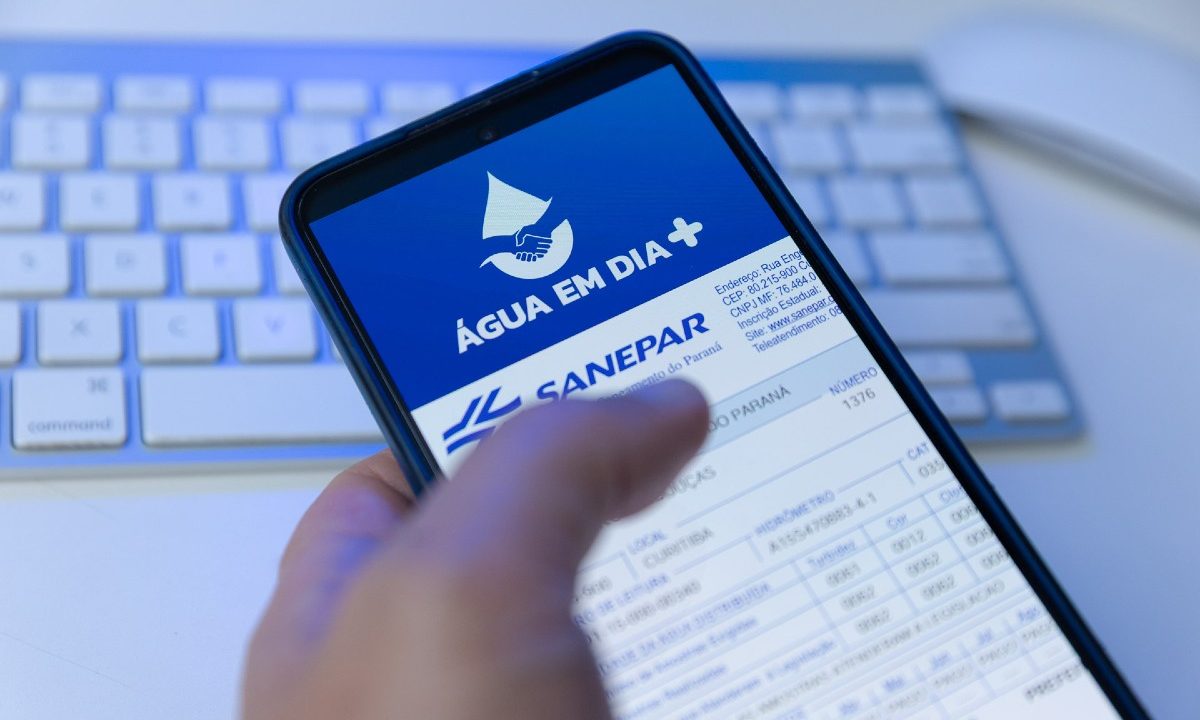 Tela de um celular mostrando o programa Água em Dia + da Sanepar, para negociação de débitos.