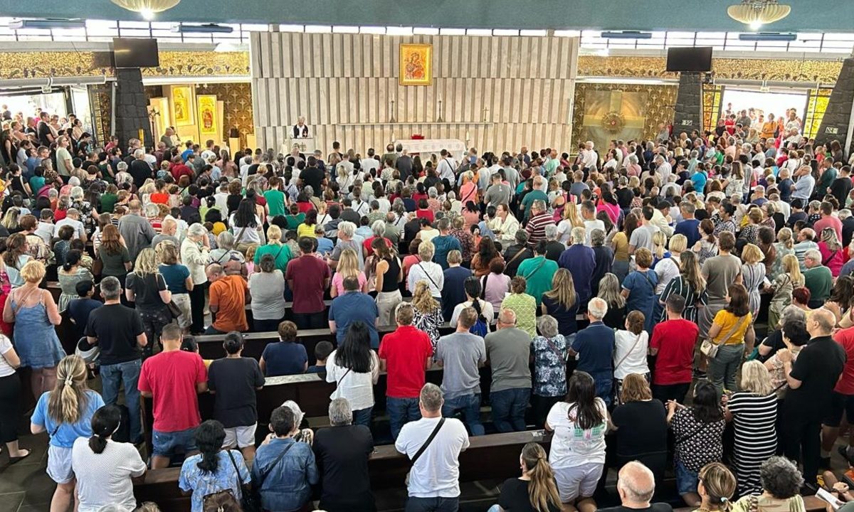 Pessoas dentro do Santuário Nossa Senhora do Perpétuo Socorro, ilustrando a matéria sobre a programação de missas para comemorar o Dia das Mães.