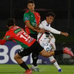Jogador do São Paulo chuta a bola enquanto é marcado por dois atletas do Boston River