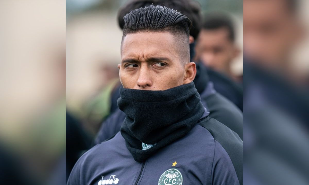 Sebastian Gómez aparece durante atividade no CT da Graciosa usando agasalho do Coritiba. O capitão colombiano está próximo de alcançar marca histórica pelo clube.
