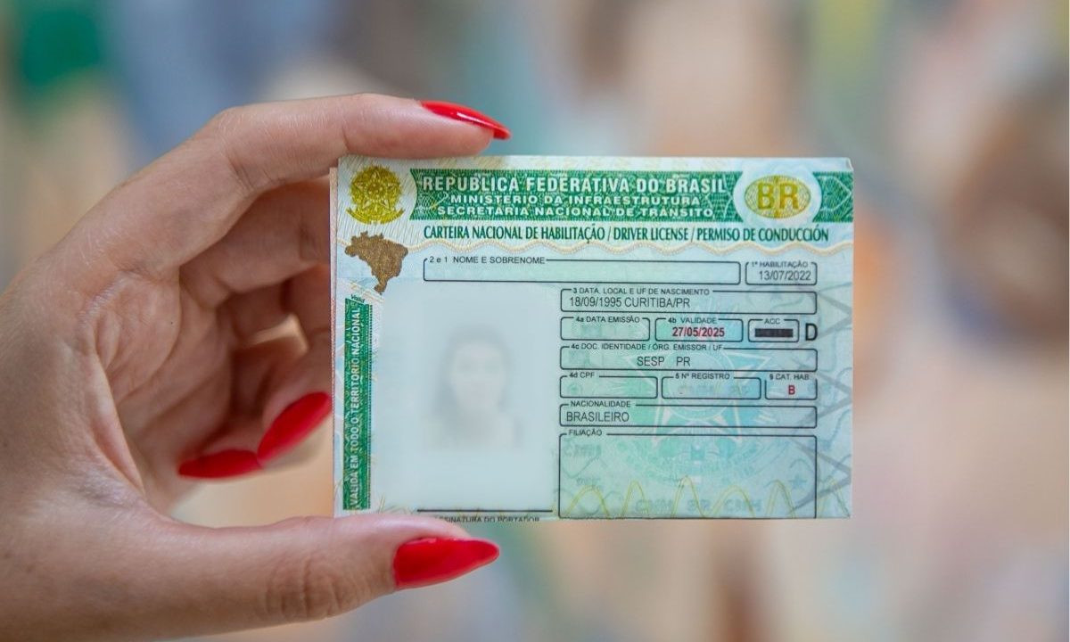Senado aprovou proposta que permite renovação automática da CNH para motoristas sem infrações de trânsito registradas nos últimos 12 meses. A imagem mostra uma mulher segurando uma CNH.