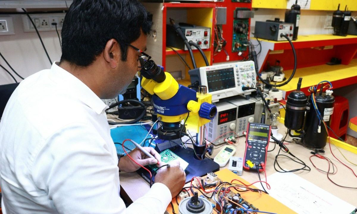 Homem olhando em microscópio; Senai oferece cursos gratuitos em todo o país