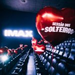 Foto da Sessão dos Solteiros em Curitiba; imagem mostra sala de cinema com balões