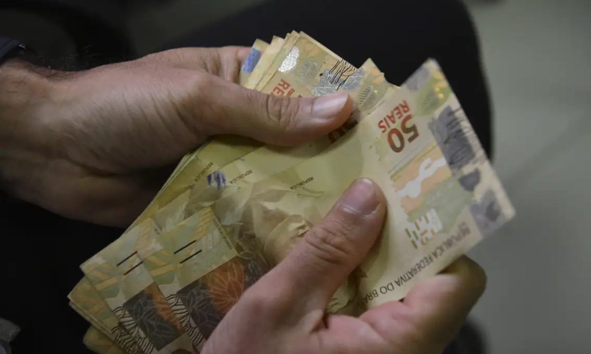 Dinheiro em quantidade para representar prêmio do Super Sete 842