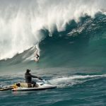 Michaela Fregonese, destaque do surfe brasileiro, na onda mais alta da história.