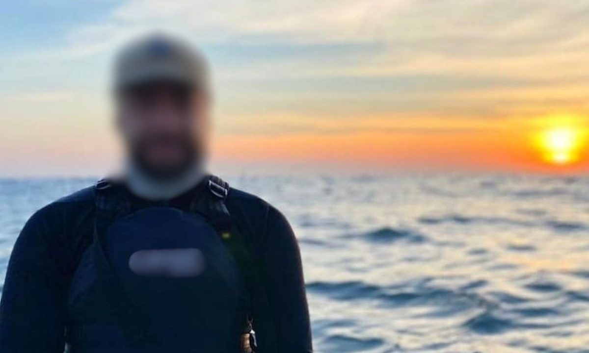 Imagem mostra surfista que teve o coração perfurado por peixe-espada.