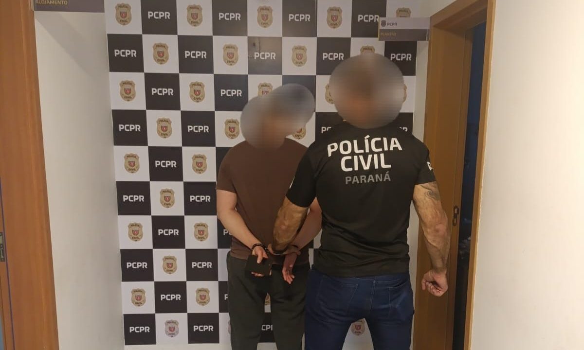 suspeito de matar homem a tiros sendo preso pela polícia