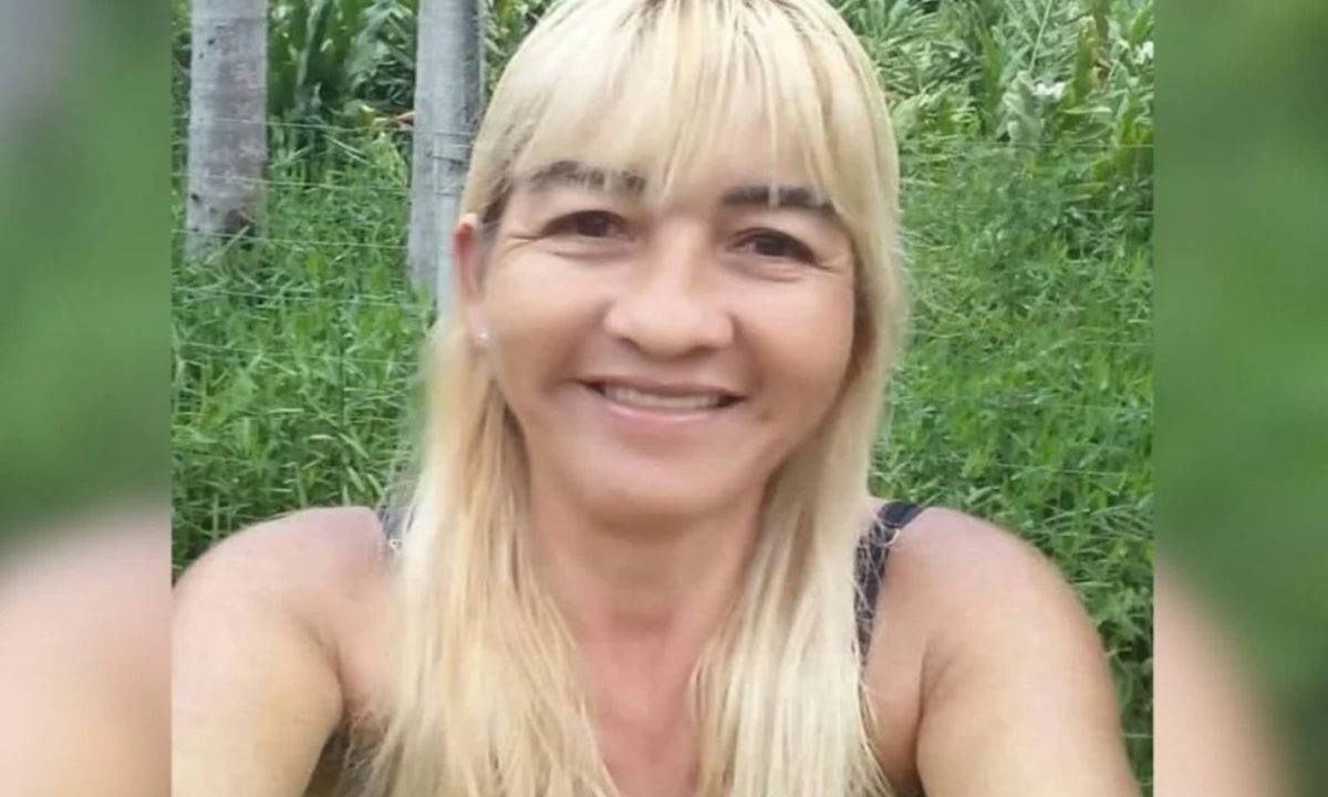 Foto mostra a protetora de animais morta Soeli Maria Pinto Bunting em selfie antes do crime. Ela sorri para a foto. Soeli tem a pele branca, cabelos loiros.