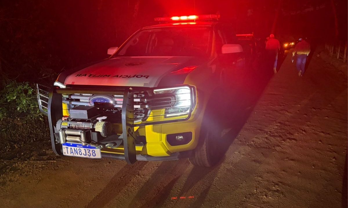 Viatura da polícia durante atendimento de ocorrência no bairro Jardim das Graças, em Colombo. Confronto por conta de moto furtada terminou com homem morto.