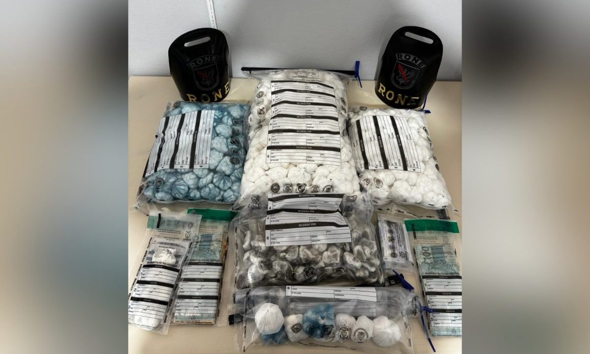 Imagem mostra itens que suspeitos presos por tráfico de drogas escondiam em apartamento do Parolin.