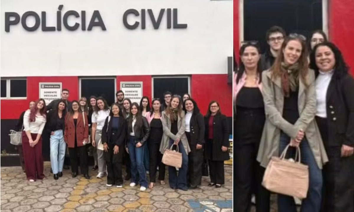 Suzane von Richthofen posa ao lado de estudantes de Direito em frente a delegacia de Bragança Paulista.
