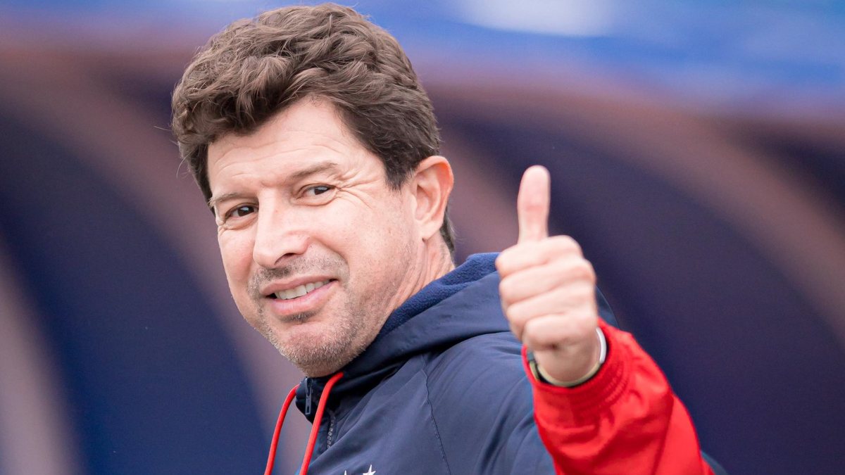 Técnico Tcheco, do Paraná Clube, faz o sinal de positivo com a mão