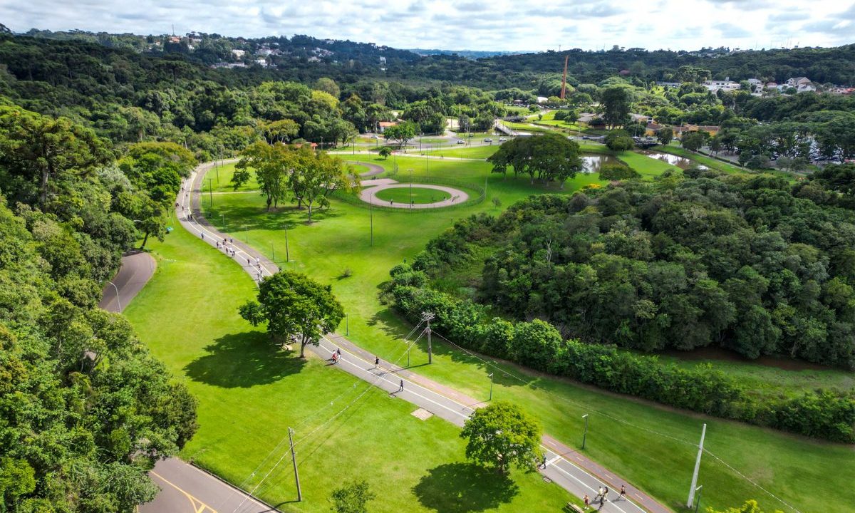 foto de parque em curitiba para ilustrar a previsão do tempo que aponta sol