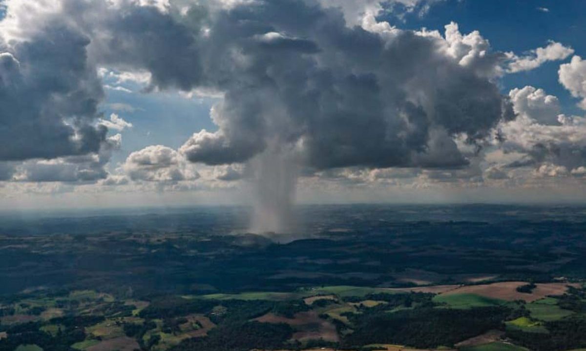 foto de nuvem com chuva para ilustrar previsão do tempo com frente fria em curitiba
