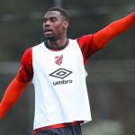 Terán, zagueiro do Athletico, de pé durante o treinamento apontando para frente