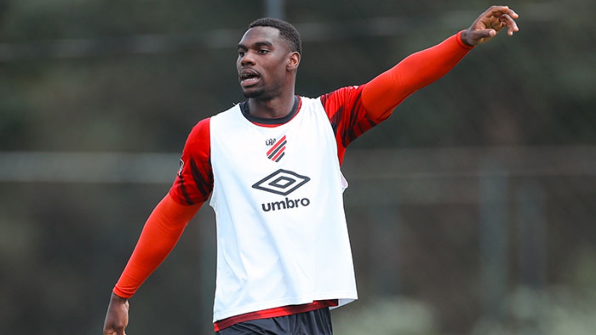 Terán, zagueiro do Athletico, de pé durante o treinamento apontando para frente