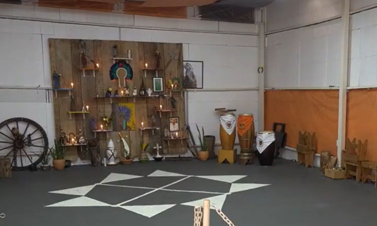 Interior de terreiro em Curitiba durante gira religiosa interrompida por ações policiais, segundo dirigentes.