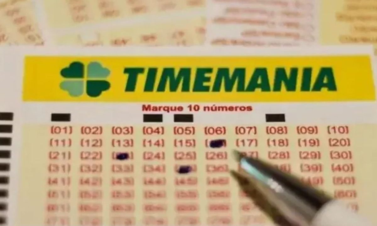 Caneta marcando as dezenas no volante da Timemania 2387.