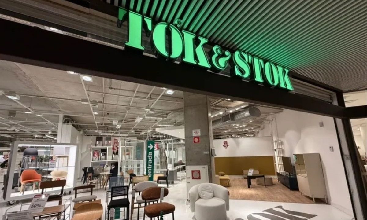 Tok&Stok iniciou fechamento de lojas e promove liquidações com descontos para reduzir estoques durante processo de reestruturação financeira. A imagem mostra a fachada da loja.