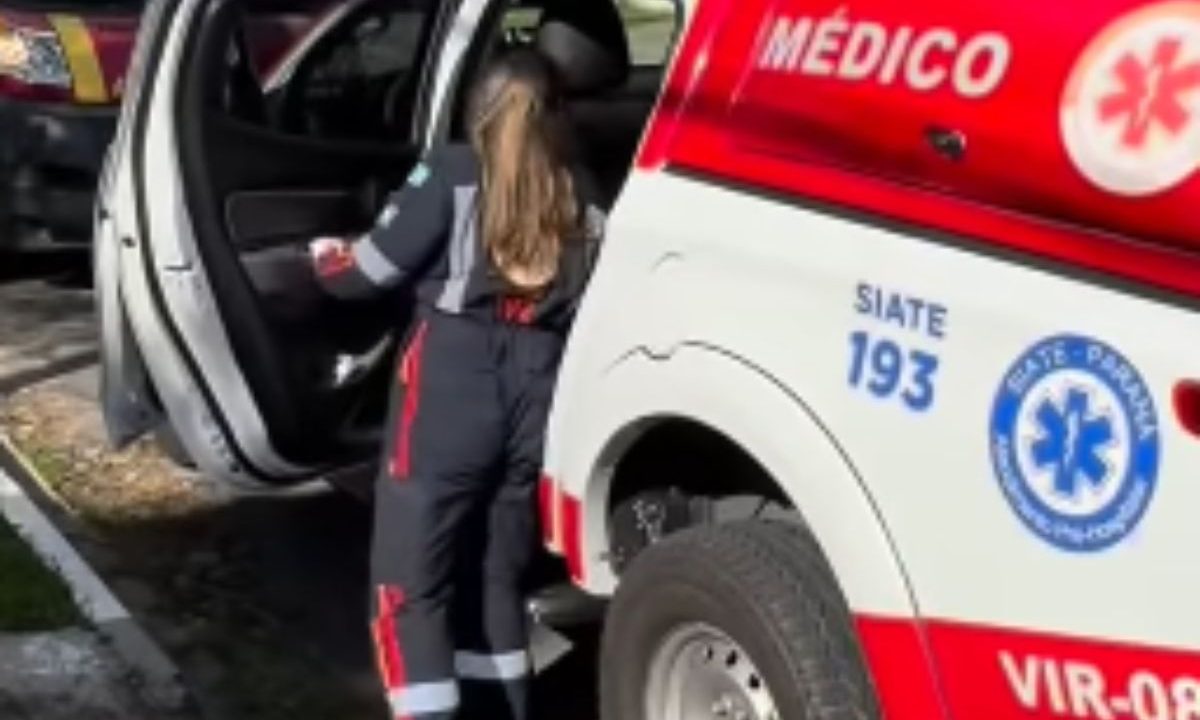 Socorristas atendem trabalhador ferido após queda em obra em Colombo