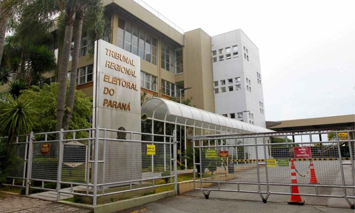 TRE-PR realizará nova edição da Sessão Itinerante no Museu Oscar Niemeyer, em Curitiba. A imagem mostra a fachada e entrada no Tribunal Regional Eleitoral do Paraná (TRE-PR).