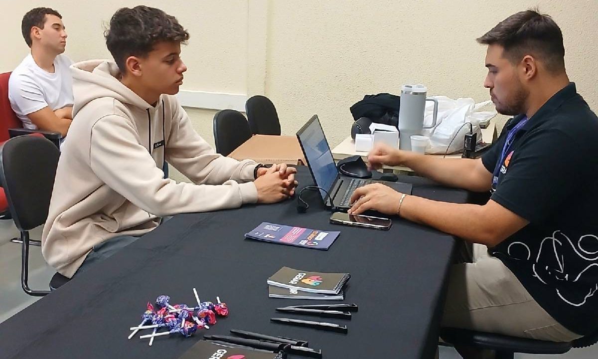 Foto mostra jovem em busca de vaga de aprendiz e estágio