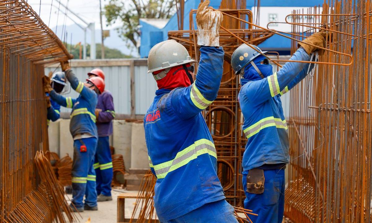 Foto mostra trabalhadores trabalhado