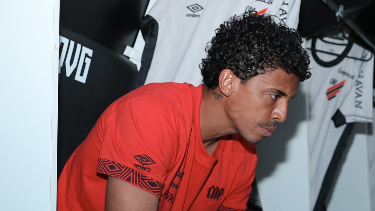 Luiz Gustavo, volante do Athletico.